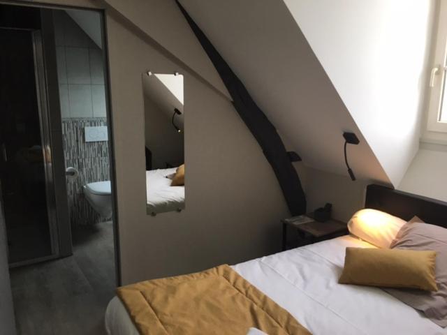 Le Relais Hotel Saint-Quentin-les-Anges Luaran gambar