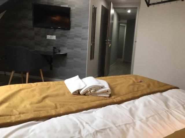 Le Relais Hotel Saint-Quentin-les-Anges Luaran gambar