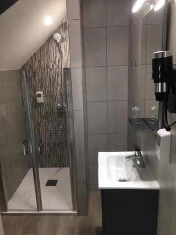 Le Relais Hotel Saint-Quentin-les-Anges Luaran gambar
