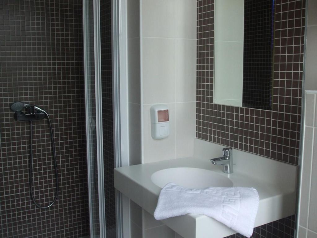 Le Relais Hotel Saint-Quentin-les-Anges Luaran gambar