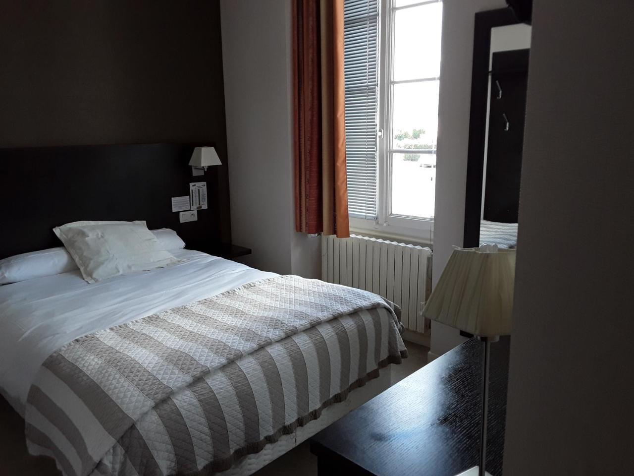 Le Relais Hotel Saint-Quentin-les-Anges Luaran gambar